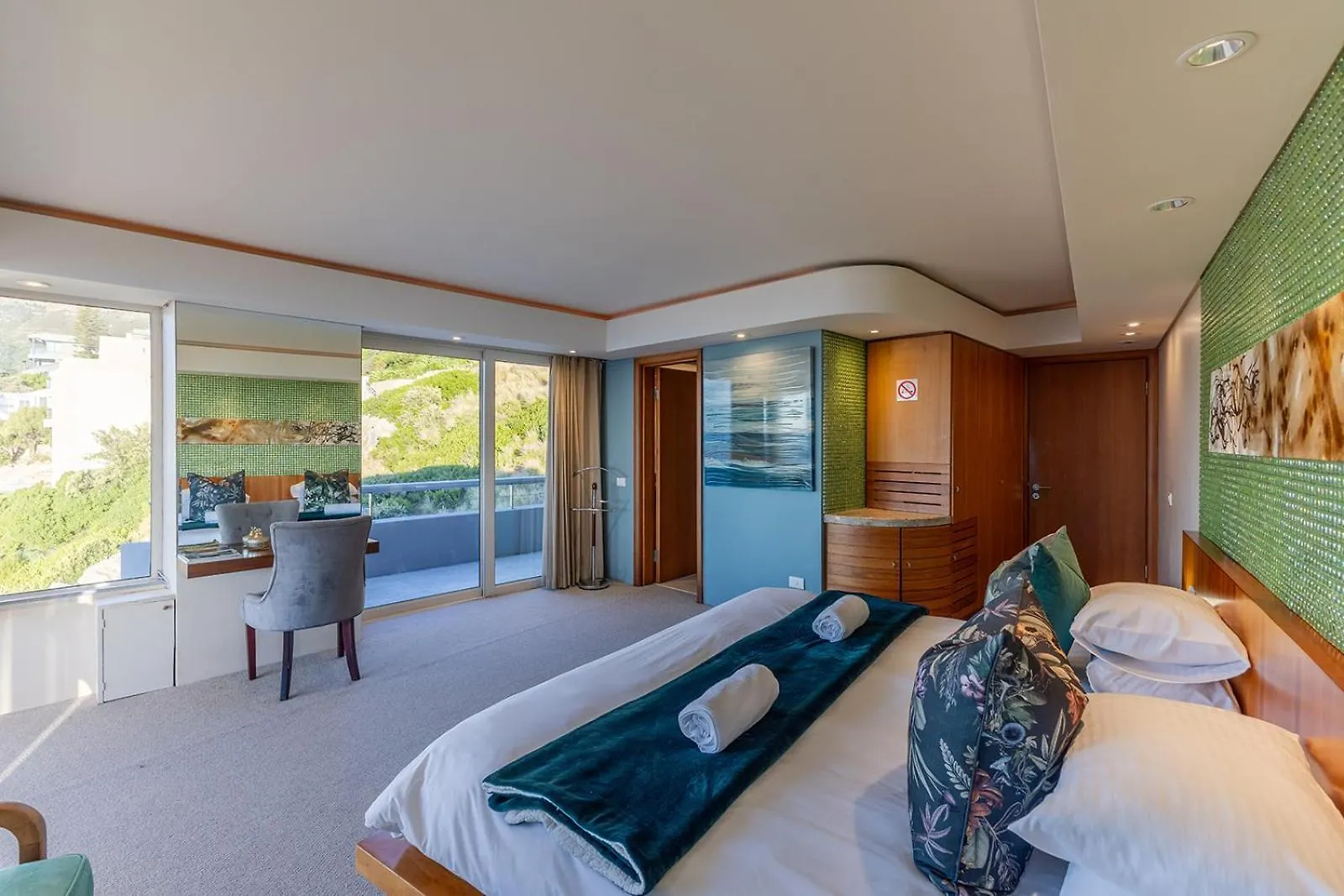 The Marvel Beach House Llandudno Guest house